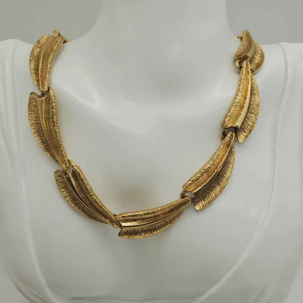 Hope Chest Choker Necklace Gold Tone Brushed Textured Leaf Link Mid Century Vtg